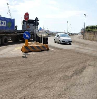 Asfalto sporco in curva, un pericolo per i motorini