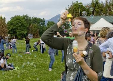 Un momento del flash mob con le bolle di sapone nel parco delle Cascine di Tavola 