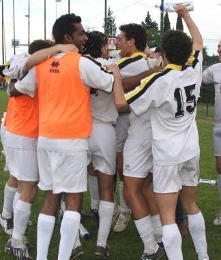 Due momenti dei festeggiamenti del Mezzana dopo il fischio finale che li ha consacrati in 1&ordf; Categoria (Foto Batavia) 