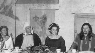 A cena da Messer Giovanni in via Boccaccio nel borgo di Certaldo Alto