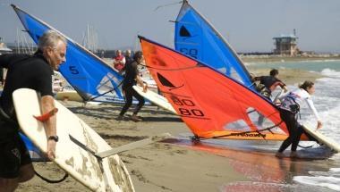 <b>ALE SENSINI </b>guida uno scatenato gruppo di surfisti alla conquista delle onde 
