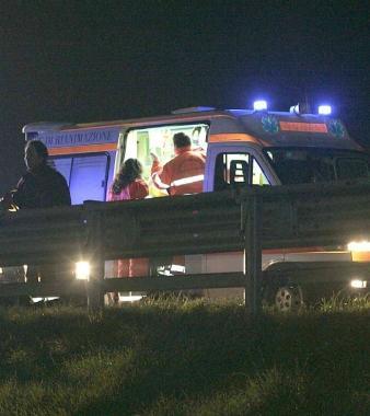 Sbanda contro i new jersey e viene centrato da un'auto: carambola con tre feriti