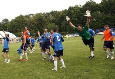 La festa dei giocatori della Lampo dopo il derby vittorioso con la Larcianese che vale la finale playoff contro la Cerretese 