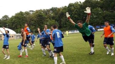 La festa dei giocatori della Lampo dopo il derby vittorioso con la Larcianese che vale la finale playoff contro la Cerretese