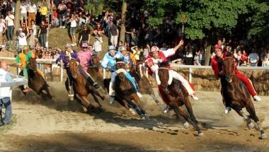 Un momento della corsa dei cavalli e, a destra, i festeggiamenti della contrada San Pierino vincitrice di questa edizione del palio di Fucecchio 