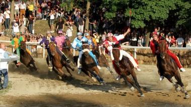 Un momento della corsa dei cavalli e, a destra, i festeggiamenti della contrada San Pierino vincitrice di questa edizione del palio di Fucecchio