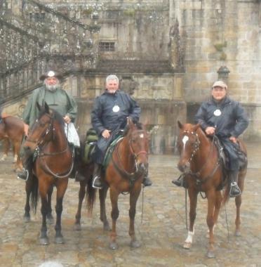 I tre pratesi in sella ai loro cavalli    