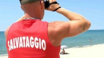 Un bagnino al lavoro