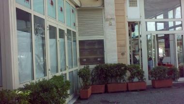 Gelateria chiusa tra fast food e pizzeria Athos      