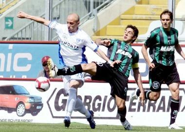 Il centravanti azzurro Claudio Coralli impegnato in un duello di forza con il capitano neroverde Magnanelli 