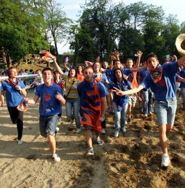 I festeggiamenti di San Pierino Sotto il mossiere Masala e alcuni striscioni ironici di Borgonovo 