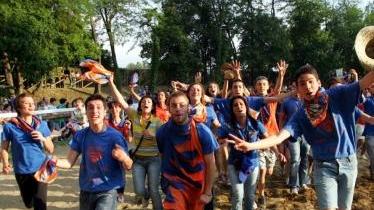 I festeggiamenti di San Pierino Sotto il mossiere Masala e alcuni striscioni ironici di Borgonovo