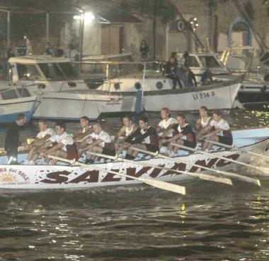 Nella foto grande, il Venezia sta per tagliare il traguardo della Coppa Santa Giulia; sotto, il Salviano che ha ceduto all’armo vincitore in semifinale