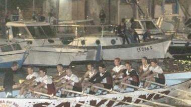 Nella foto grande, il Venezia sta per tagliare il traguardo della Coppa Santa Giulia; sotto, il Salviano che ha ceduto all’armo vincitore in semifinale
