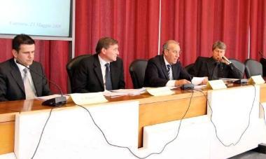 Il tavolo della presidenza      