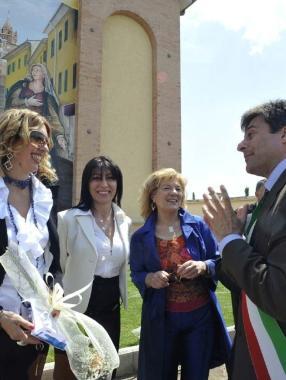 <b>LAFFRESCO DI SANTANNA </b>Nella foto qui accanto il sindaco Bonifazi con autrici e ispiratrice dellopera il giorno dell inaugurazione Sopra i volti della moglie del direttore della societ&agrave; Anna Banci e quello della Santa  