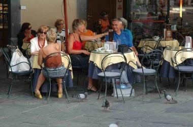 Piazza Grande, tavolini di alcuni pubblici esercizi 