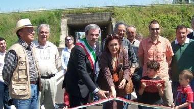 Il sindaco Gabbanini e l’assessore Piampiani al taglio del nastro. Sotto un tratto della nuova strada