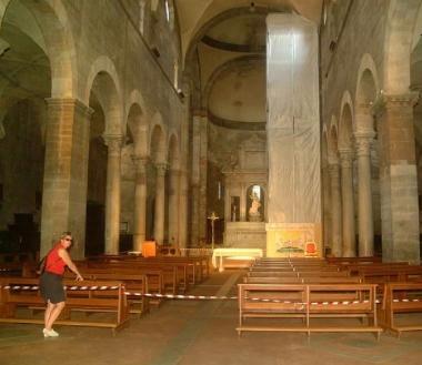 Due immagini interne ed esterne della chiesa di S. Maria Bianca (Vip)