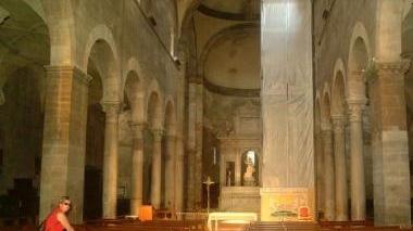 Due immagini interne ed esterne della chiesa di S. Maria Bianca (Vip)