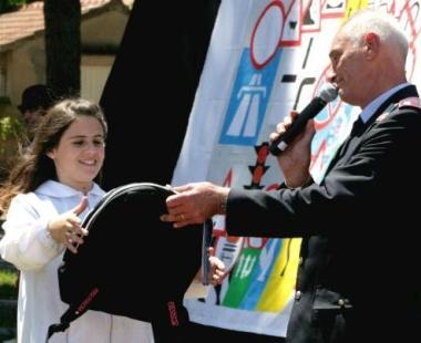 Sopra gli alunni schierati ieri mattina al campo datletica di Solvay A fianco il vigile Fulvio Ghelardini consegna uno dei premi 
