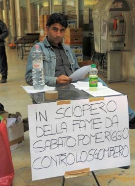 Raccolta di firme in largo Menotti per le 8 famiglie
