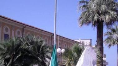 «Aiuola tenuta malissimo»
