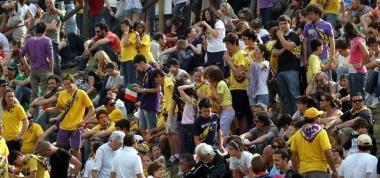 A destra il pubblico di Botteghe nelle due foto pi&ugrave; piccole i contradaioli di Borgonovo e il sindaco di Fucecchio Toni a colloquio con il mossiere Masala sotto gli occhi del dirigente del commissariato di Empoli Di Domenico. In basso la corsa e sotto alcuni contradaioli di Botteghe contestano Masala dopo una falsa partenza 