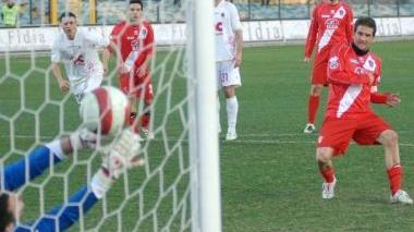 <b>GROSSETO-RAVENNA 2-2.</b> Il gol su rigore di Consonni
