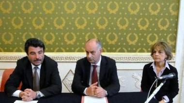 Benedetti e a destra la presentazione delle iniziative sul giornalista