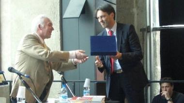 Il sindaco Berti mentre riceve il riconoscimento a Genova
