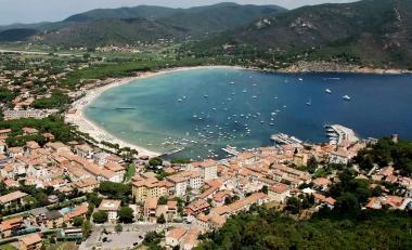 Una veduta aerea del golfo di Marina di Campo  
