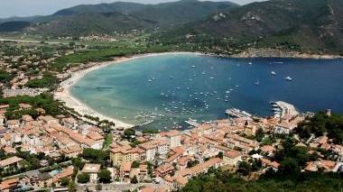 Una veduta aerea del golfo di Marina di Campo