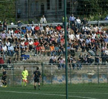 Il numeroso pubblico che ha seguito la sfida decisiva al Bisso e sotto Passeroni (Porto Azzurro) contrastato da Petrocchi (Marciana Marina)   