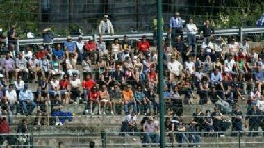 Il numeroso pubblico che ha seguito la sfida decisiva al “Bisso” e sotto Passeroni (Porto Azzurro) contrastato da Petrocchi (Marciana Marina)
