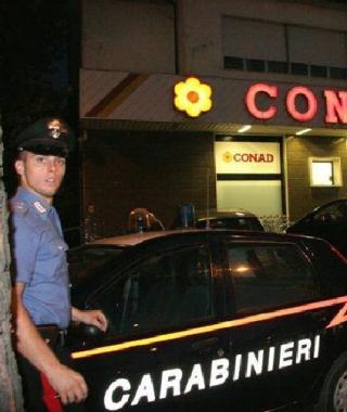 Carabinieri davanti al Conad 