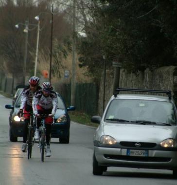 Via dei Lecci pericolosa per bici e motorini  