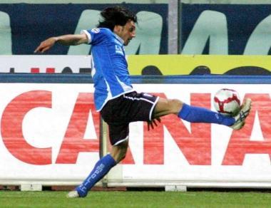A sinistra il capitano e fantasista azzurro Ighli Vannucchi mentre controlla un pallone dando sfoggio delle sue qualit&agrave; tecniche Sopra il difensore Andrea Cupi durante la gara giocata al Castellani contro il Mantova e a destra Vittorio Tosto in azione ad Ancona 