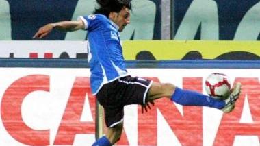A sinistra il capitano e fantasista azzurro Ighli Vannucchi mentre controlla un pallone dando sfoggio delle sue qualità tecniche Sopra il difensore Andrea Cupi durante la gara giocata al Castellani contro il Mantova e a destra Vittorio Tosto in azione ad Ancona