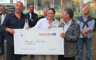 <b>PREMIAZIONE</b> Alessandra Sensini consegna il voucher del primo premio 