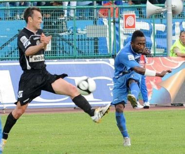<b>ESPERIENZA.</b> Valerio Fommei contrasta Ibekwe al tiro 