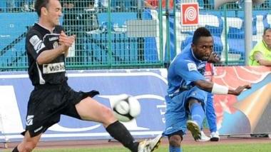<b>ESPERIENZA.</b> Valerio Fommei contrasta Ibekwe al tiro