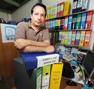 Marco Crispino insieme a impiegate e tecnici della sua azienda 