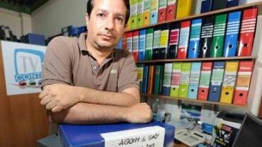 Marco Crispino insieme a impiegate e tecnici della sua azienda