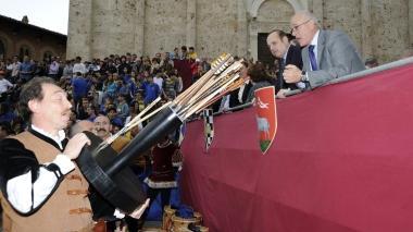 <strong>VINCITORE.</strong> Manuele Magrini esulta davanti al popolo del suo terziere che lo applaude