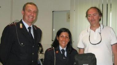 <b>LA CONSEGNA </b>I due agenti mentre riconsegnano il borsello al legittimo proprietario
