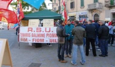 Operai della Dalmine durante una manifestazioine contro la chiusura della fabbrica 