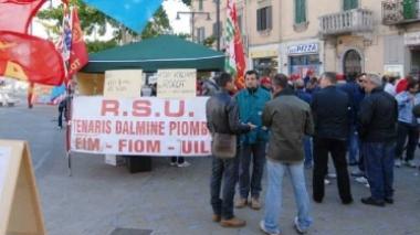 Operai della Dalmine durante una manifestazioine contro la chiusura della fabbrica
