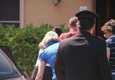 Larrivo di Anna Laura Scuderi nella casa dei genitori in via Roma ad Altopascio. La donna si vede di spalle e di sfondo, coperta dagli agenti in borghese 