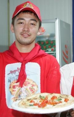 Pizzaioli al lavoro: il loro lavoro &egrave; unarte 
